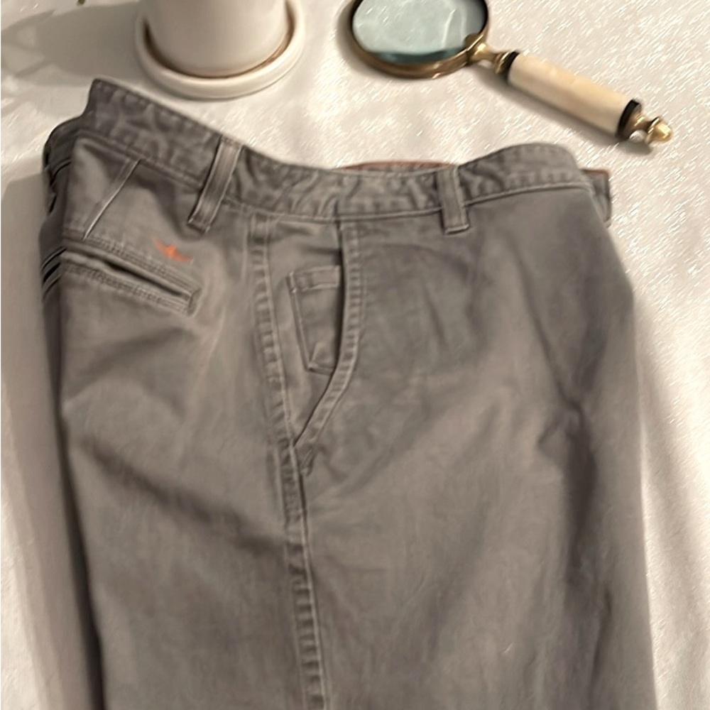 Men’s Dockers pants. 32/30. Gray color. Khaki material. 98% cotton & 2% elastane